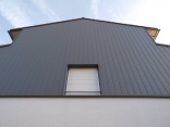 Blick 1 von unten auf den fertig montierten Fassadenschutz aus Aluminium-Profilen