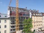Blick vom Haus gegenüber: Eindeckung eines Münchner Wohnhauses, das um eine exklusive Maisonette-Wohnung aufgestockt wurde
