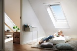 Beispiel 1: Das Schwingfenster von VELUX ist eine solide und preisgünstige Lösung für Tageslicht unter der Dachschräge.