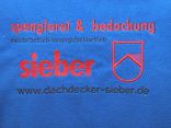 Detail: das Sieber-Logo - hier als Stickerei auf der Arbeitskleidung