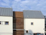 Moderne Dachgestaltung durch Materialmix: Holz und Zinkblech